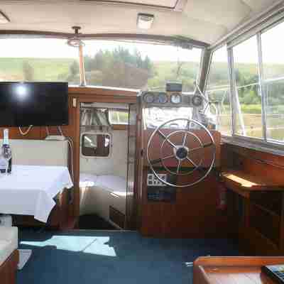The Rose - 37ft Lakeside Yacht with Hot Tub Dining/Meeting Rooms