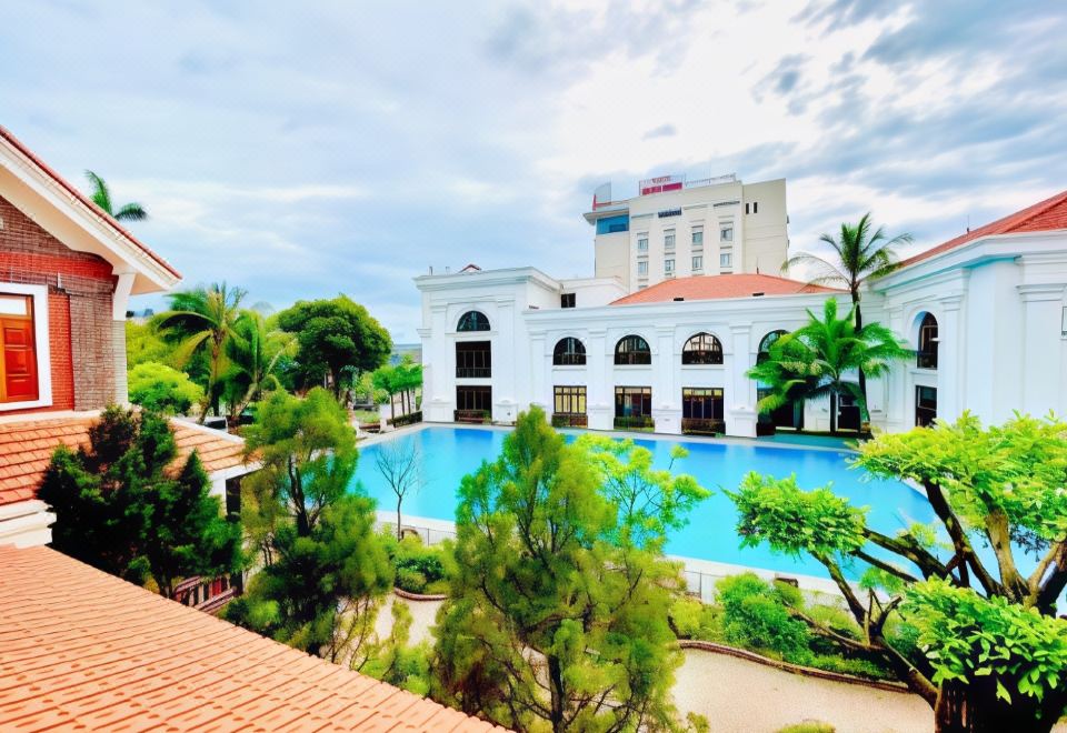 6. Hoa Nam ..