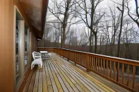 Brigadoon - Pet Friendly, Wifi, Pool Access, King Bed, Hiking, Wood Stove, Family Friendly, Deck