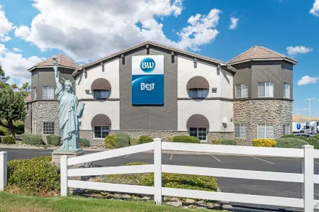 Best Western Liberty Inn Отели рядом с достопримечательностью «Аутлетс эт Техон»