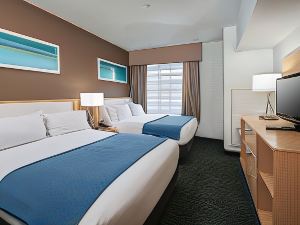 Holiday Inn Express & Suites San Antonio Rivercenter Area