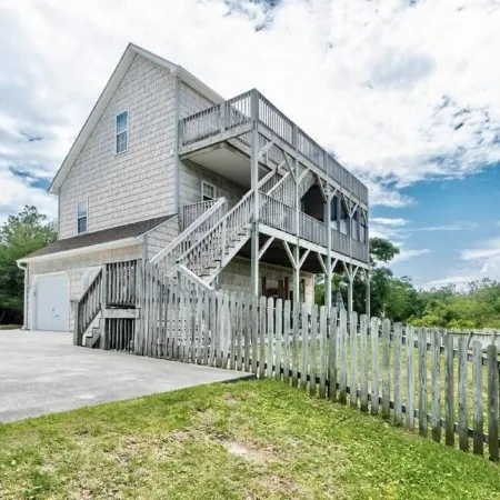 The Oceans Oyster-Hot tub, 5 min to beach, Pets, Sleeps 10 , Sound Views!!