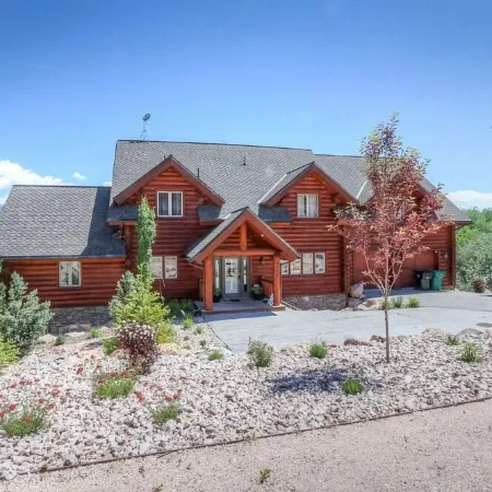 PINEVIEW LAKE LODGE- 6 bed 4.5 bath minutes from Snowbasin Ski Resort.