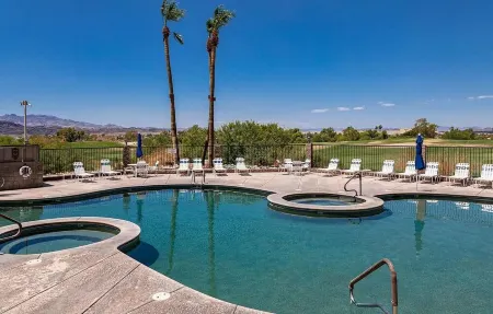 Condo by the Lake! Heated Pool, Walking distance to Lake and Golfing