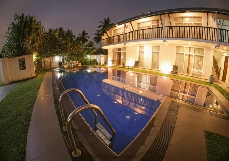 White Rose Beach Resort Отели рядом с достопримечательностью «Marawila Beach»