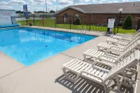 Super 8 by Wyndham Port Elgin - Pools