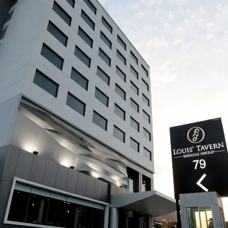 Louis Tavern Hotel Отели рядом с достопримечательностью «Таиланд Поуст»