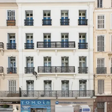 ベストウェスタン ホテル ドゥ ミュセム シャトー・ディフ周辺のホテル