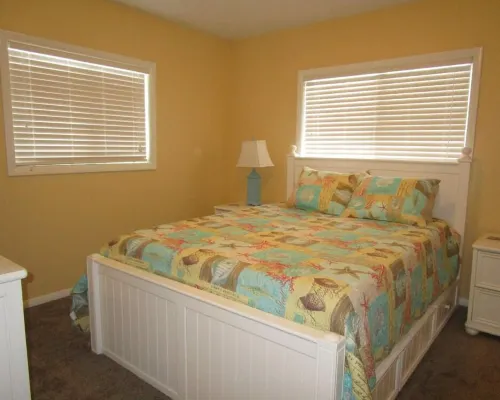 Newly Renovated in 2017/2018! Large 2 Acre Lot. Lots of Parking! Has AC! 本佐尼亞酒店