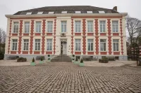 Chateau de Moulin le Comte - parking