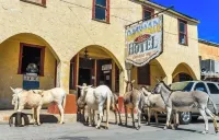 Charming 2-bedroom house with AC, WiFi in welcoming Oatman