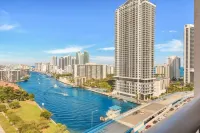 Pool Apartment w Balcony Gym Near Beach Hotels in Hallandale Beach