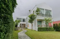 White Wall Riverfront Hotel Các khách sạn ở 