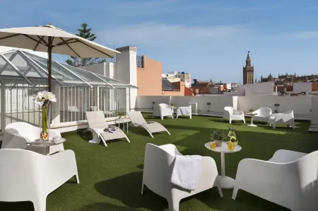 Suites Sevilla Plaza Отели рядом с достопримечательностью «Capilla de San Jose»
