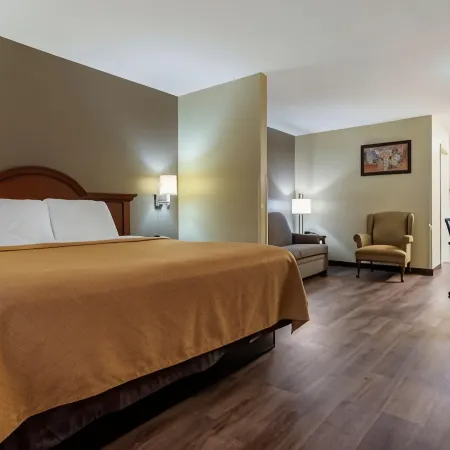 Econo Lodge Inn & Suites