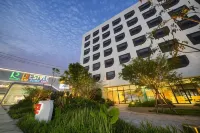 GO Hotel Ban Chang at Robinson Lifestyle Ban Chang Hotels near Wat Chak Mak