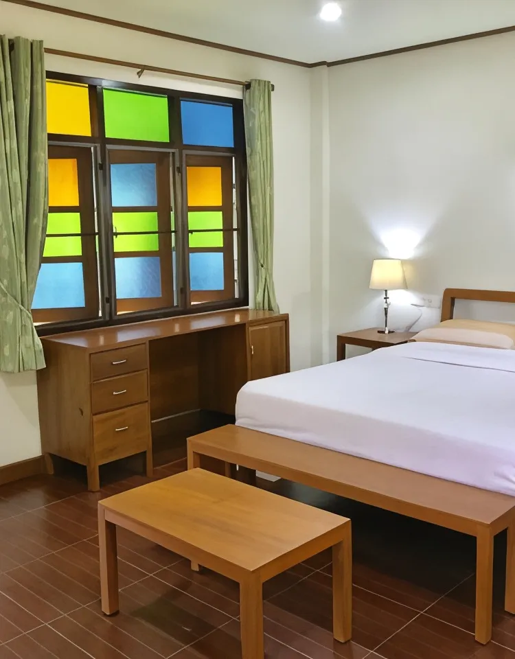 ห้องเตียงใหญ่ พร้อมวิวสวน