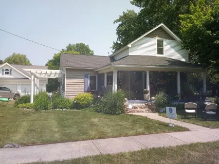 UPPER 3 rm. studio B&B steps from beach & farm markt/shop'g.; dogs ok w/fee.