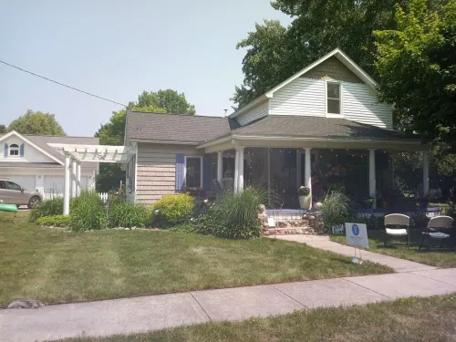 UPPER 3 rm. studio B&B steps from beach & farm markt/shop'g.; dogs ok w/fee.