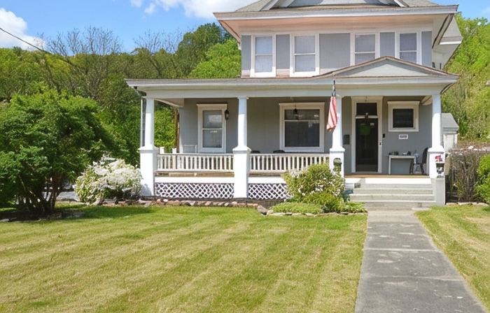 4-bedroom house in historic Berkeley Springs with AC, WiFi & Hot Tub