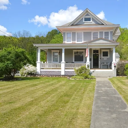 4-bedroom house in historic Berkeley Springs with AC, WiFi & Hot Tub