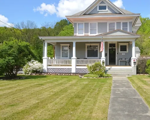 4-bedroom house in historic Berkeley Springs with AC, WiFi & Hot Tub Hotels in Berkeley Springs