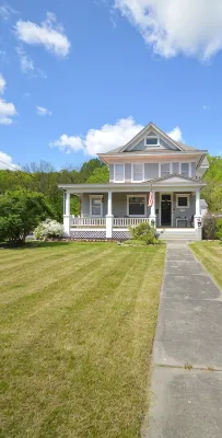 4-bedroom house in historic Berkeley Springs with AC, WiFi & Hot Tub Hotel a 