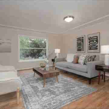 Cheerful 3-bedroom home with free parking. Others