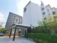 Blu Monkey Boutique Bangsaen Hotels near Bangsaen Aquarium