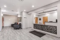 Quality Inn & Suites Omaha Chalco - parking