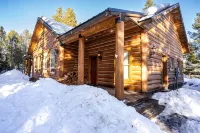 Rustic Themed Cabin with Starlink. Walk/Snowmobile to lake from house. Ice Fish