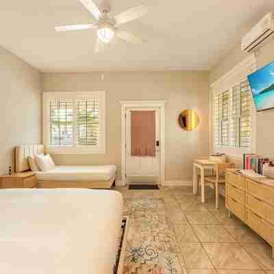 Key West Style Cottage - with pool/hot-tub Rooms