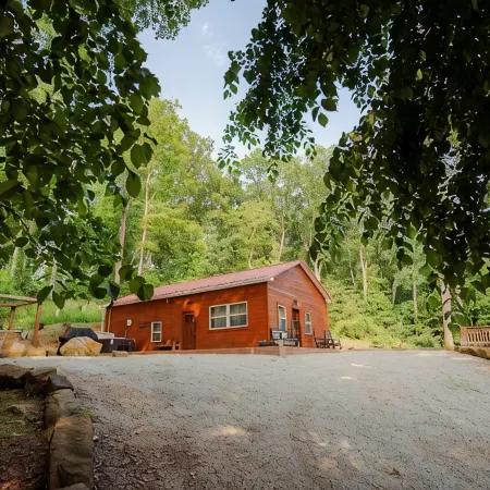 Cozy Pet-Friendly Cabin in Hocking Hills with Hot Tub, Firepit and Hiking Nearby