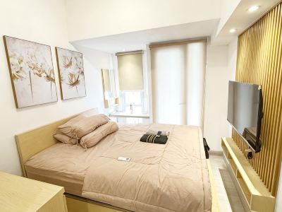 Modern minimalist room at Pik with Netflix