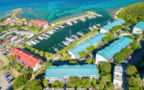 Sapphire Beach Escape -Top Floor- Amazing Views- Walk to Beach/Restaurants- HGTV - Bungalow