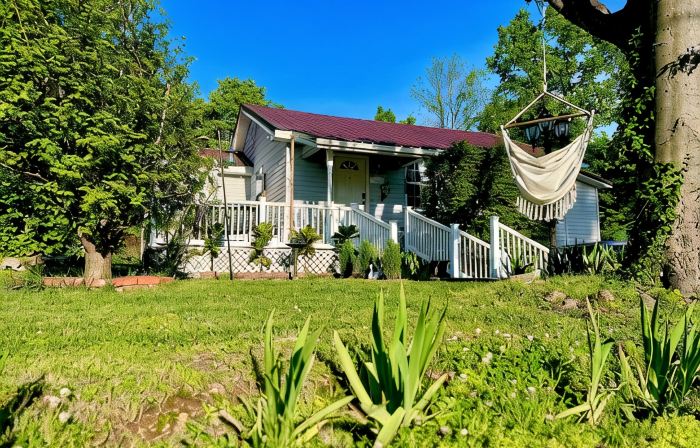 Cozy 3 Bedroom Home walking distance to Shadow Lake Nightclub and Elk River!