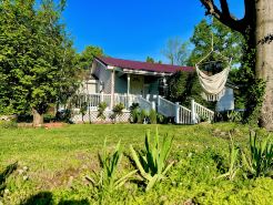 Cozy 3 Bedroom Home walking distance to Shadow Lake Nightclub and Elk River!
