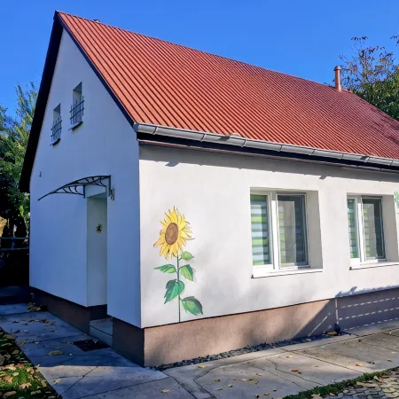 Guesthouse Rand Berlin-*Sonnenblume* for 3 adults or 2 adults + 2 children up to 12 years.