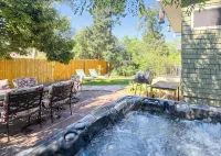 Pikes Peak Views + Hot Tub + Downtown in 2 Minutes - Jacuzzi