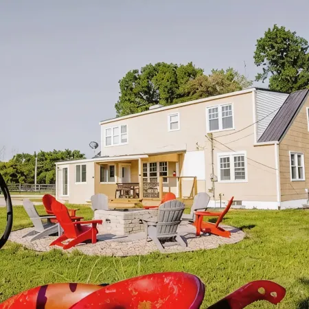 5 bedroom farmhouse close to town and the lake