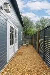 Walliswood Lodge - Rural Retreat - Newly converted, Wood Burner, Air Con, wi-fi のホテル