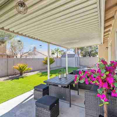Modern Oasis: Cozy Retreat Near the Strip Others