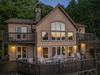 Luxury Lakeview Cabin with Hot Tub and Game Room! Hôtels à : Comte de Swain