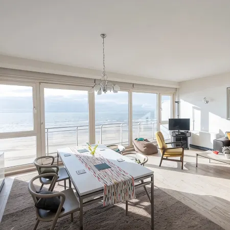 Seaview Apartment on the Beach - Free Parking!
