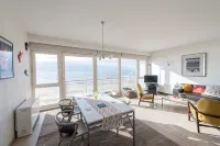 Seaview Apartment on the Beach - Free Parking!