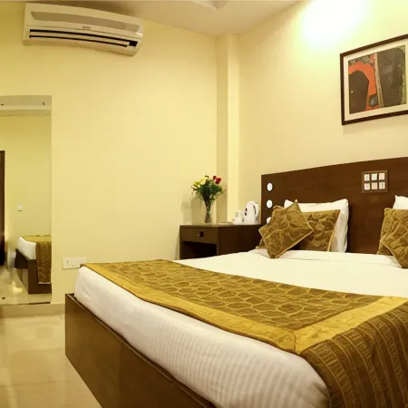 Hotel Amby Inn by Quadis - Lajpat Nagar Отели рядом с достопримечательностью «Станция метро Moolchand»