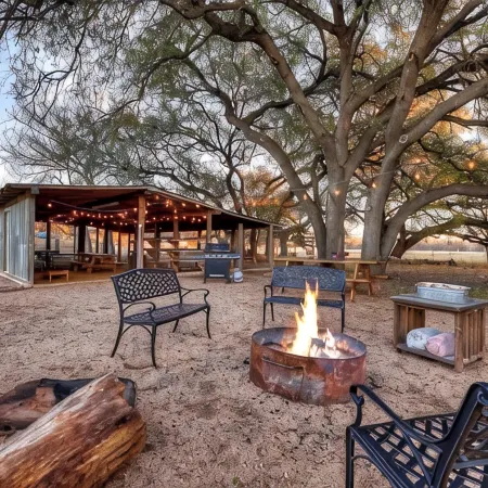 Willies House with Country Views - Shared Party Barn
