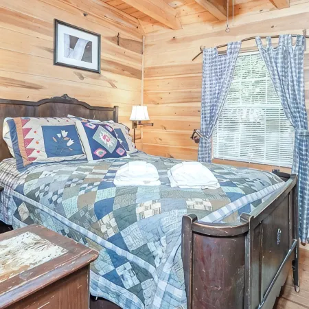 Raccoon Loft - Secluded Cabin with Fire Pit and Pickleball