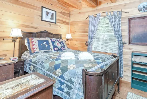 Raccoon Loft - Secluded Cabin with Fire Pit and Pickleball - Chalets