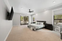 Custom home, 1.17 acres, 5 beds, 5 bath, sleeps 12+, Hot Tub, 80" TV, Pool Table